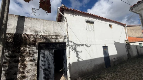 Moradia T3 para Venda em Candoso e Carvalho de Egas