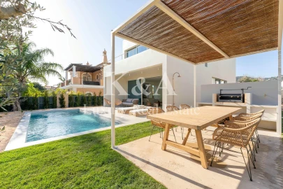 Moradia T4 para Venda em Santa Barbara de Nexe