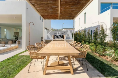 Moradia T4 para Venda em Santa Barbara de Nexe