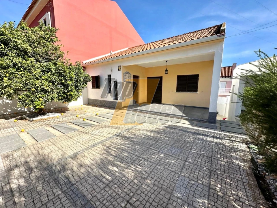 Moradia T4 para Arrendamento em Charneca de Caparica e Sobreda Foto 1