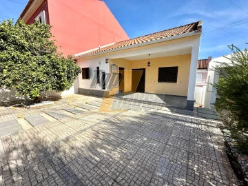 Moradia T4 para Arrendamento em Charneca de Caparica e Sobreda