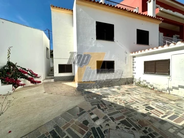 Moradia T4 para Arrendamento em Charneca de Caparica e Sobreda