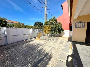 Moradia T4 para Arrendamento em Charneca de Caparica e Sobreda