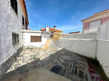 Moradia T4 para Arrendamento em Charneca de Caparica e Sobreda