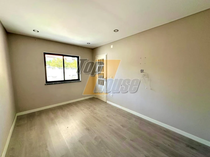 Moradia T4 para Arrendamento em Charneca de Caparica e Sobreda Foto 29