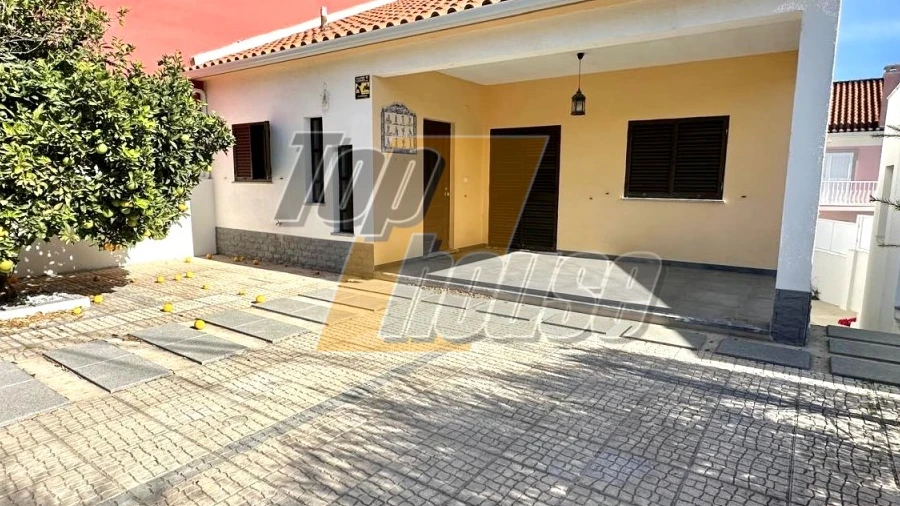Moradia T4 para Arrendamento em Charneca de Caparica e Sobreda