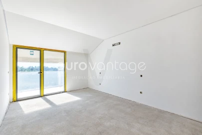 Apartamento T1 para Venda em Parceiros e Azoia