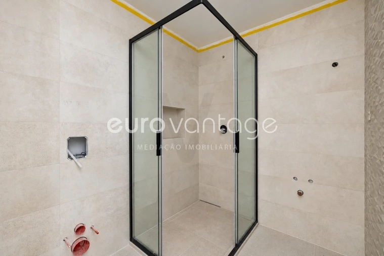 Apartamento T1 para Venda em Parceiros e Azoia Foto 14