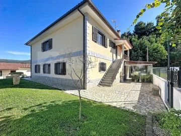 Moradia T5 para Venda em Venade e Azevedo