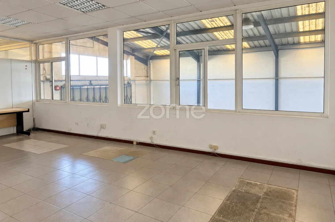 Terreno Comércio / Armazém para Arrendamento em Canelas Foto 10