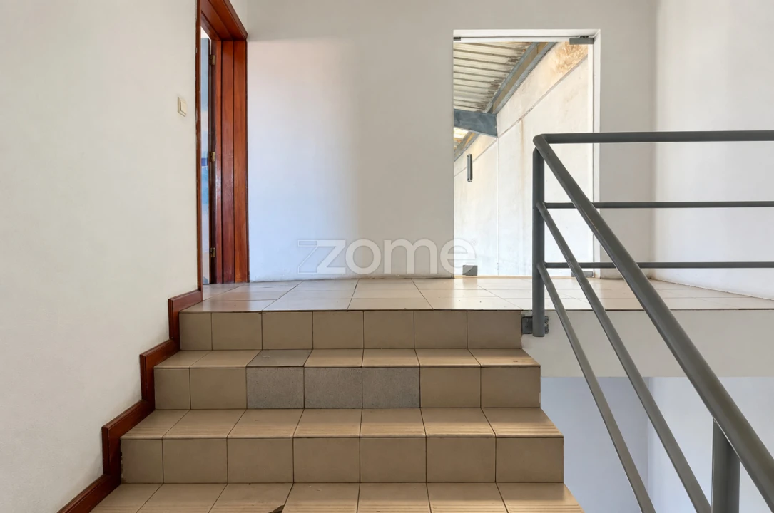Terreno Comércio / Armazém para Arrendamento em Canelas Foto 8