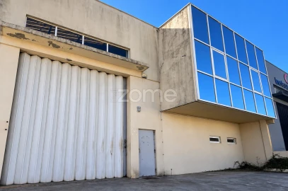 Terreno Comércio / Armazém para Arrendamento em Canelas