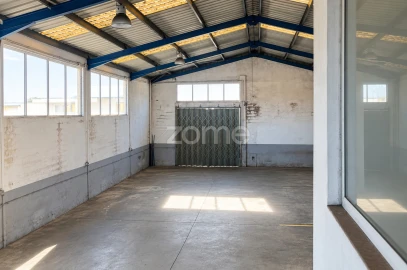 Terreno Comércio / Armazém para Arrendamento em Canelas