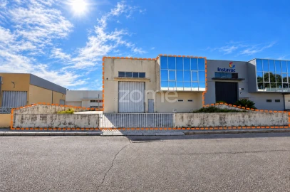 Terreno Comércio / Armazém para Arrendamento em Canelas