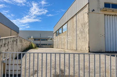 Terreno Comércio / Armazém para Arrendamento em Canelas