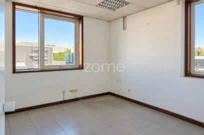 Terreno Comércio / Armazém para Arrendamento em Canelas
