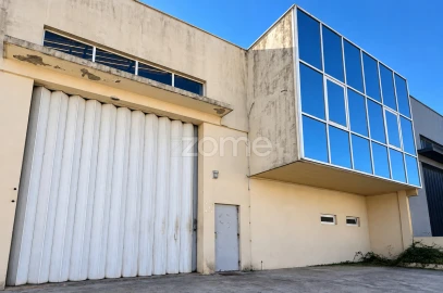 Terreno Comércio / Armazém para Arrendamento em Canelas