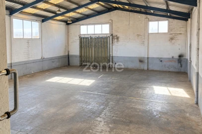 Terreno Comércio / Armazém para Arrendamento em Canelas