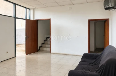 Terreno Comércio / Armazém para Arrendamento em Canelas