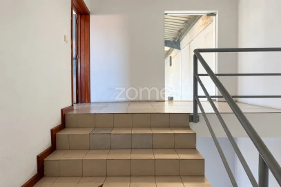Terreno Comércio / Armazém para Arrendamento em Canelas