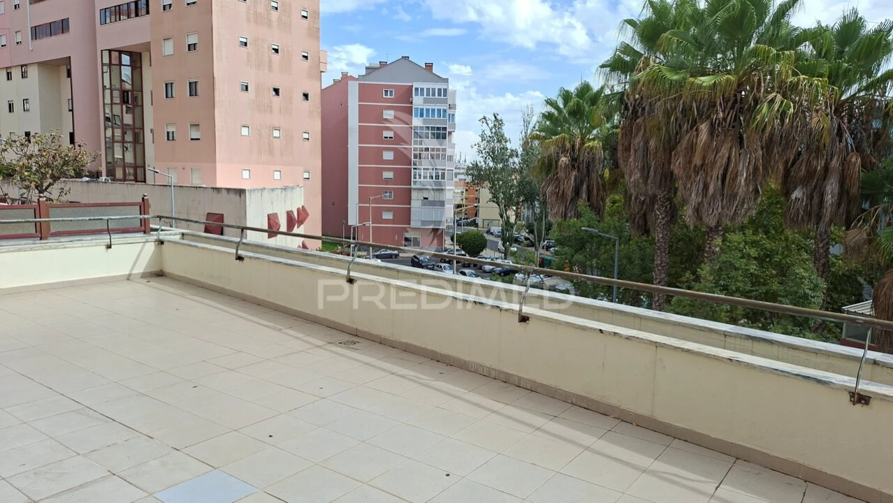 Apartamento T4 para Venda em Odivelas Foto 1
