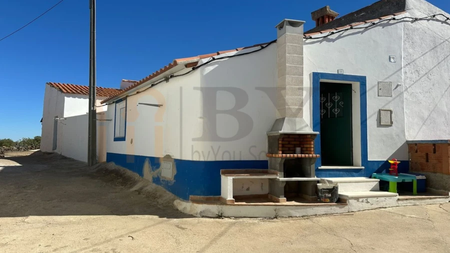 Moradia T1 para Venda em São João dos Caldeireiros