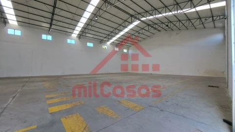 Armazém para Arrendamento em Santa Maria, São Pedro e Matacães