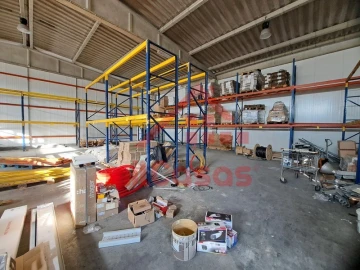 Armazém para Arrendamento em Santa Maria, São Pedro e Matacães