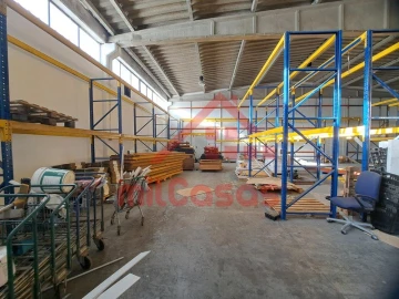 Armazém para Arrendamento em Santa Maria, São Pedro e Matacães