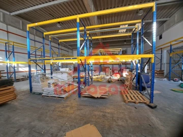 Armazém para Arrendamento em Santa Maria, São Pedro e Matacães