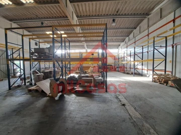 Armazém para Arrendamento em Santa Maria, São Pedro e Matacães