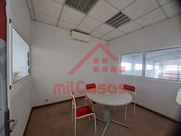 Armazém para Arrendamento em Santa Maria, São Pedro e Matacães