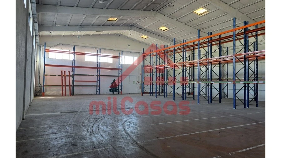 Armazém para Arrendamento em Santa Maria, São Pedro e Matacães