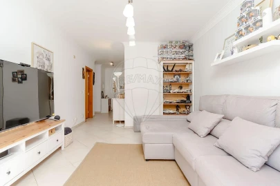 Apartamento T2 para Venda em Charneca de Caparica e Sobreda