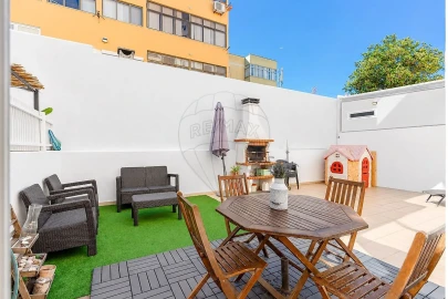 Apartamento T2 para Venda em Charneca de Caparica e Sobreda