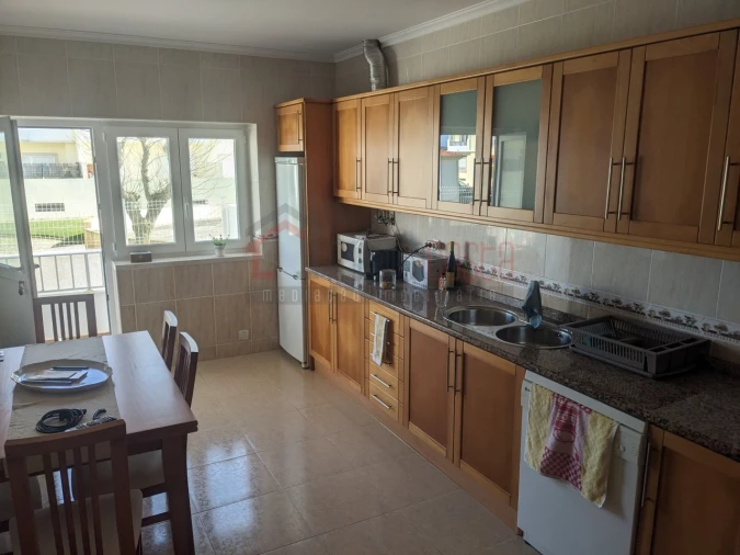 Apartamento T2 para Arrendamento em Atouguia da Baleia Foto 2