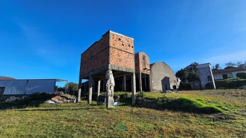 Armazém para Venda em Navió e Vitorino dos Piães
