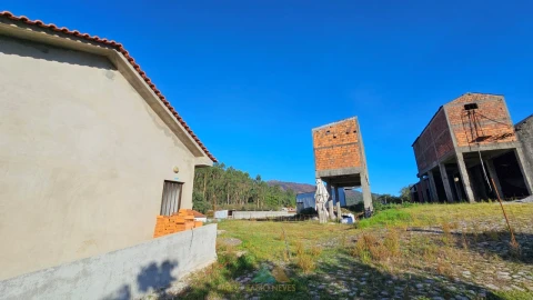 Armazém para Venda em Navió e Vitorino dos Piães