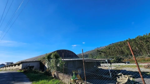 Armazém para Venda em Navió e Vitorino dos Piães