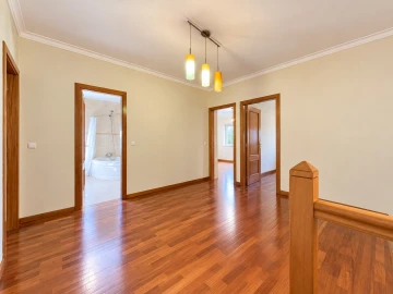 Moradia T4 para Venda em Orgens