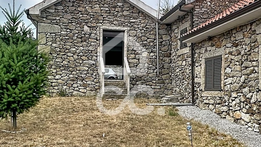 Moradia T4 para Venda em Viade de Baixo e Fervidelas