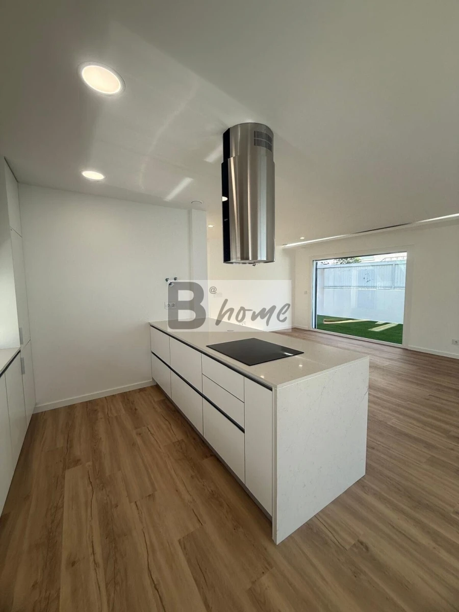 Moradia T4 para Venda em Amora Foto 5