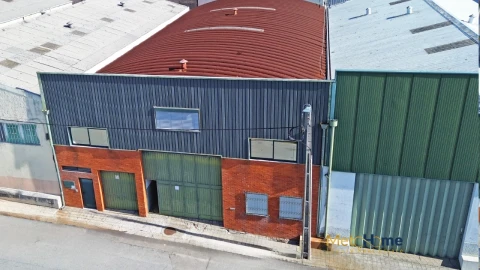 Armazém para Arrendamento em Canelas