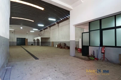 Armazém para Arrendamento em Canelas