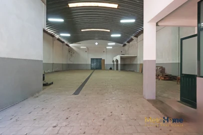 Armazém para Arrendamento em Canelas