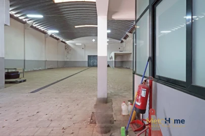 Armazém para Arrendamento em Canelas