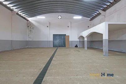 Armazém para Arrendamento em Canelas