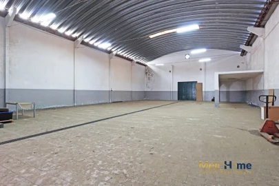 Armazém para Arrendamento em Canelas