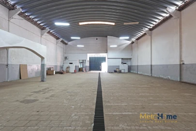Armazém para Arrendamento em Canelas