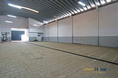 Armazém para Arrendamento em Canelas